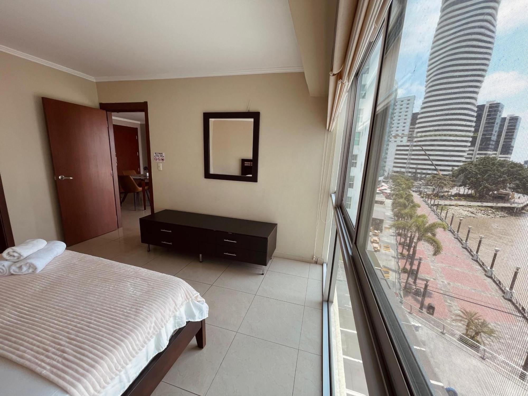 Suite Frente Al Rio En Puerto Santa Ana Riverfront Γκουαγιακίλ Εξωτερικό φωτογραφία