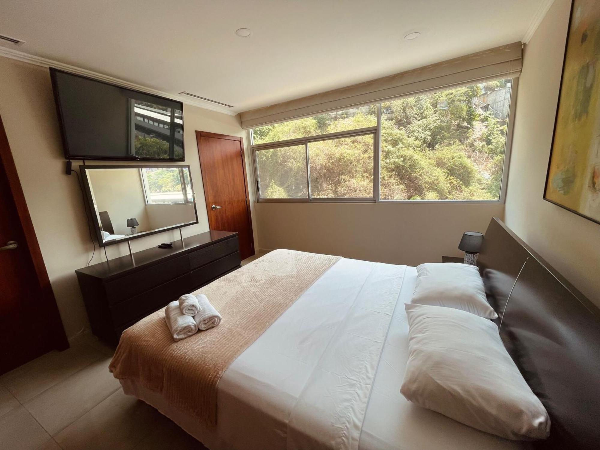 Suite Frente Al Rio En Puerto Santa Ana Riverfront Γκουαγιακίλ Εξωτερικό φωτογραφία