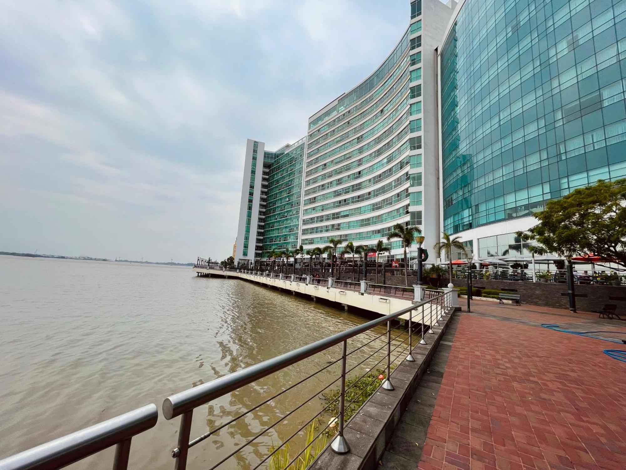 Suite Frente Al Rio En Puerto Santa Ana Riverfront Γκουαγιακίλ Εξωτερικό φωτογραφία