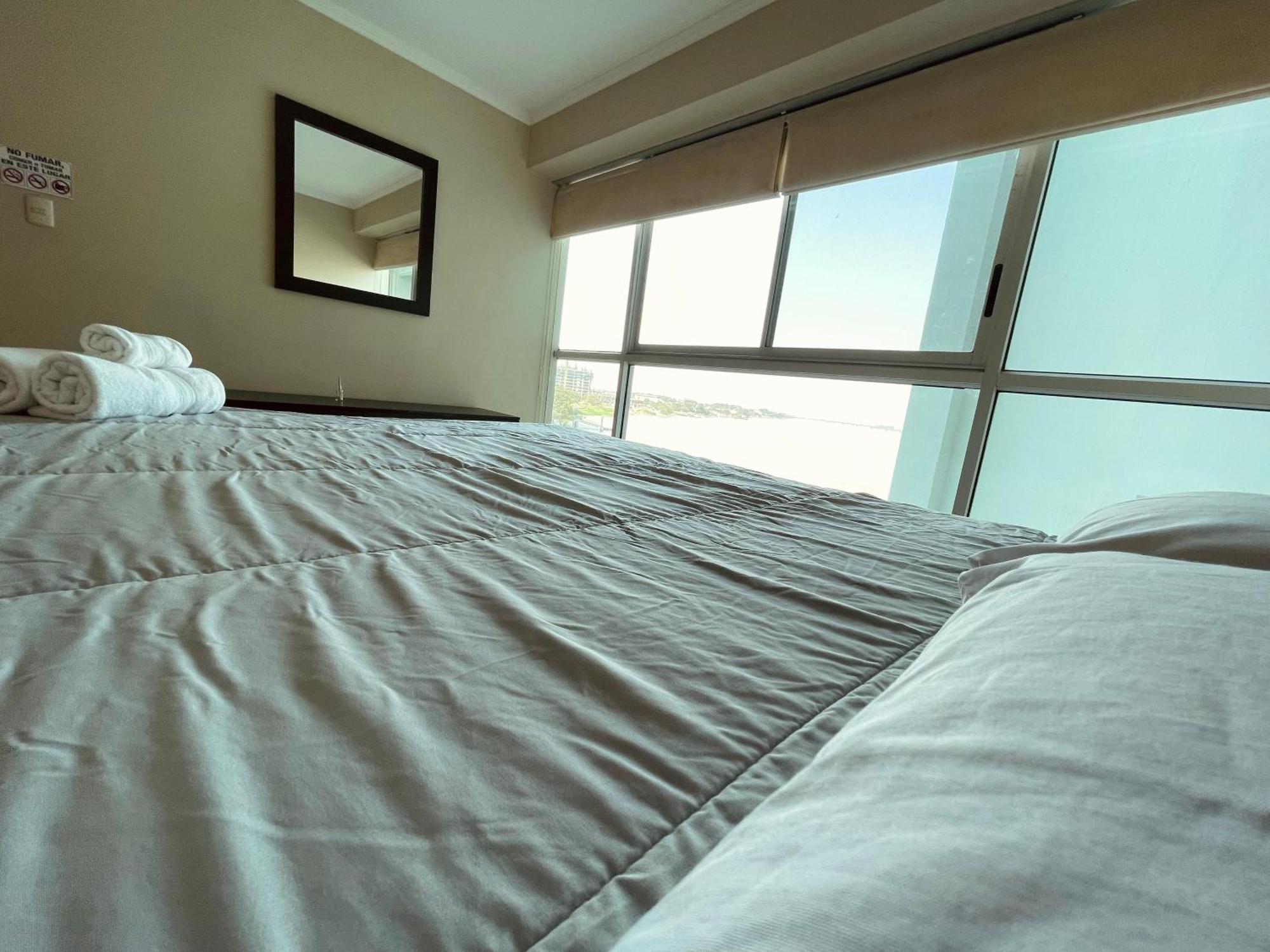 Suite Frente Al Rio En Puerto Santa Ana Riverfront Γκουαγιακίλ Εξωτερικό φωτογραφία